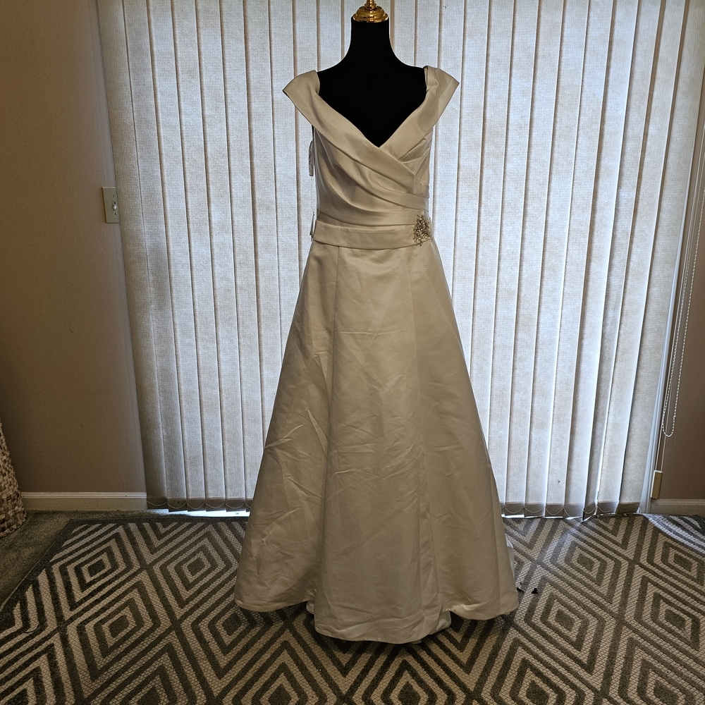 DaVinci Classic White Wedding Dress‎